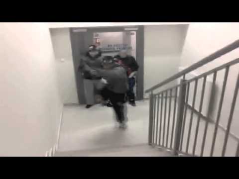 Dziki Harlem Shake na klatce schodowej basenu w Olecku