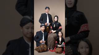 Download lagu Foto Keluarga Adat Jawa #foto #fotokeluarga #studiofoto #fotoadatjawa mp3