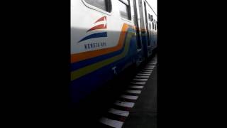 KA Krakatau silang dengan KA Fajar Utama yogya