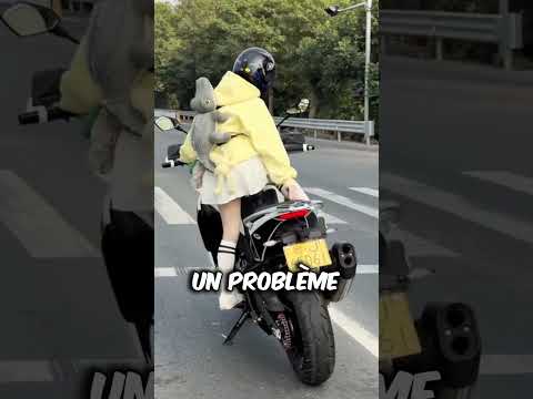 Cette fille est trop petite pour conduire une moto