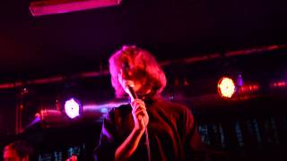 Cate Le Bon - Wild / It's Different For Girls (live in Berlin)