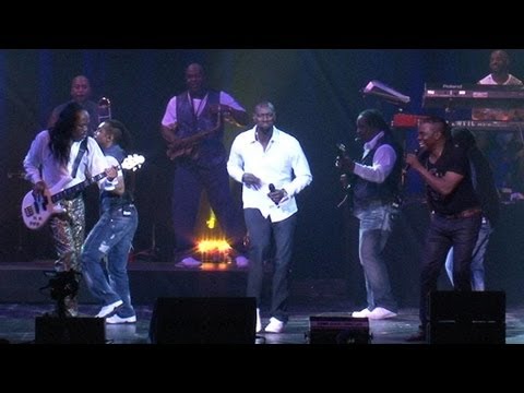 Omar Sy refait la danse de Intouchables sur scène avec Earth Wind and Fire - 12/07