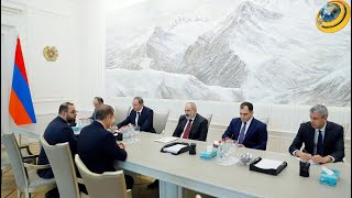 Ինչո՞ւ է Փաշինյանը սկսել հյուրերին ընդունել Արագածի նկարի ներքո