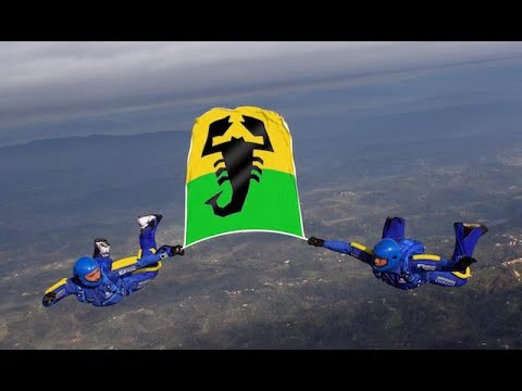 Paracadutisti aprono la Bandiera degli Scorpioni d'Arduino