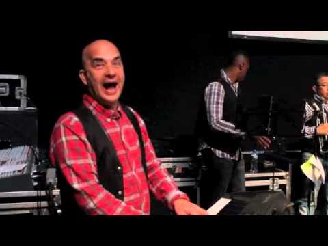 Guayacán en Amsterdam-Mujer de carne y hueso. Canta Kevin Caldas