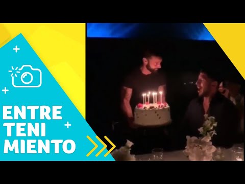 Ricky Martin causa polémica con un beso | Un Nuevo Día | Telemundo