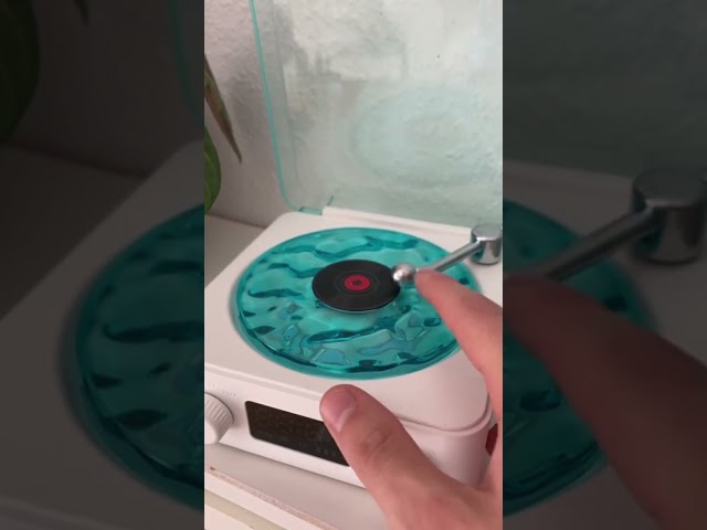 Vídeo relacionado con Reproductor de música retro de vinilo para refrigerador, 9 discos de música NFC programables, imán inteligente para nevera con luz LED, reproductor de audio magnético para decoración del hogar y la