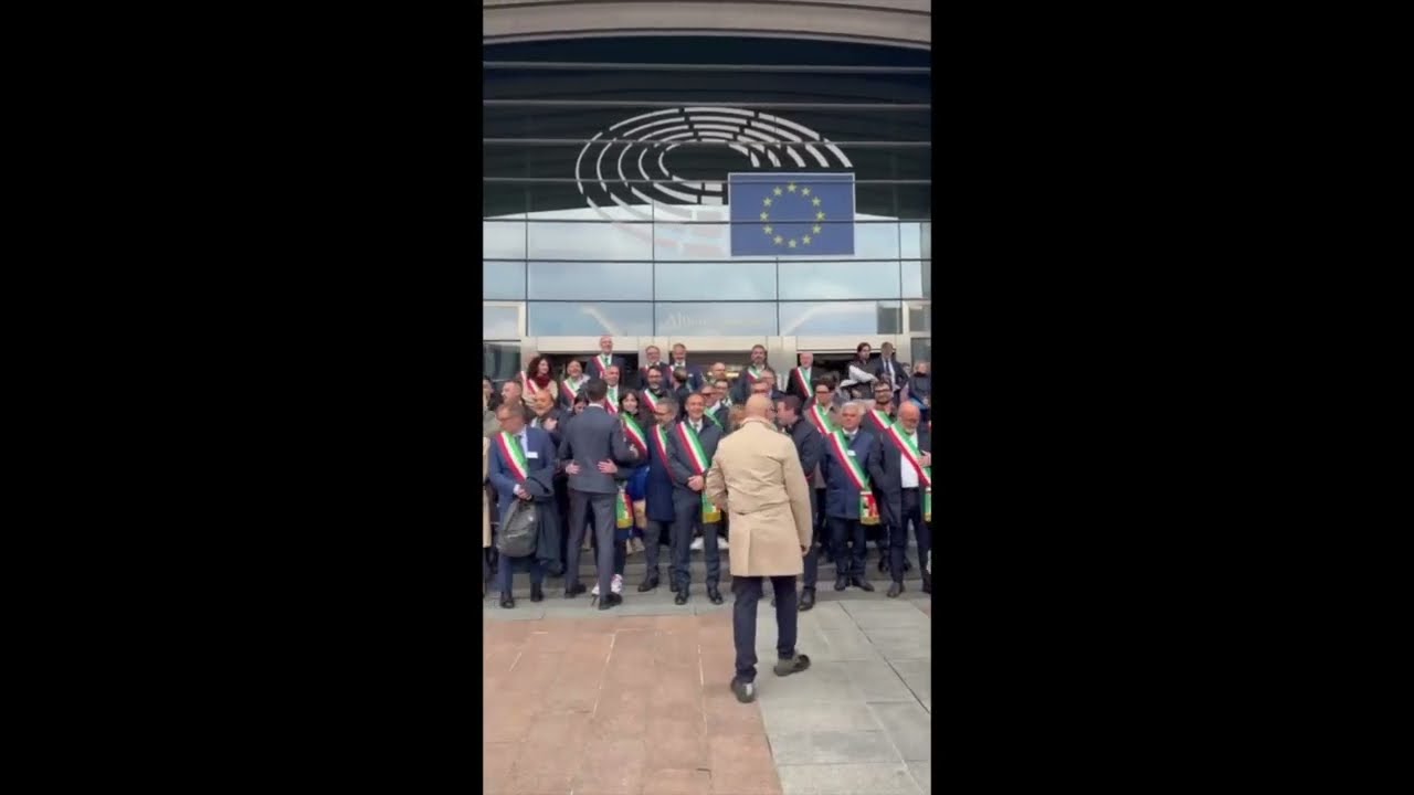 FLASH MOB DELLA LEGA A BRUXELLES: SINDACI CONTRO IL TAGLIO DELL'AUTONOMIA SUI FONDI DI COESIONE UE
