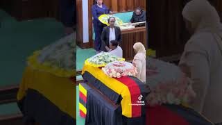 Download lagu Omubaka Hellen Nakimuli omulambo gwe guleeteddwa mu palamenti mp3