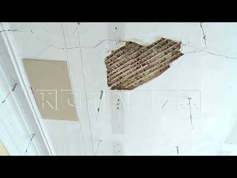 Потолок обвалился на парты в начальной школе в Арзамасе (видео)