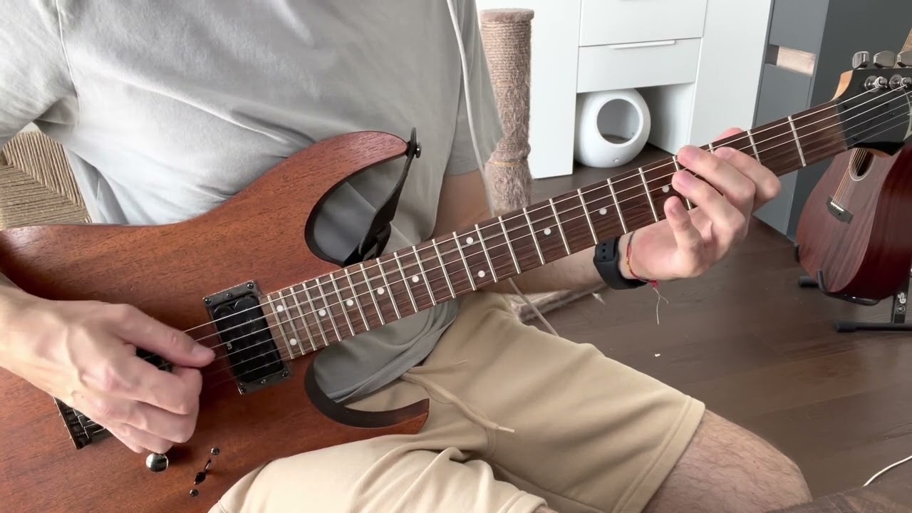 Roberto Barlocci playing the Billie Jean bass line on electric guitar