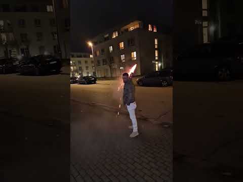 Rakete in der hand platzen LASSEN SILVESTER 2023