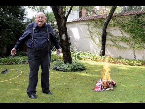 Kibole, ja was chromolę (Jerzy urban pali polską flagę)