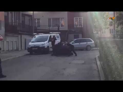 Här blir knivmannen skjuten av polis mitt i Stockholm