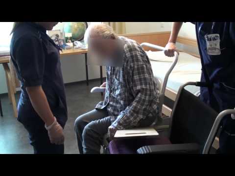 SOTEALA - Asiakkaan avustaminen suihkutuolista pyörätuoliin