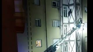 aggrappato-ad-un-ascensore-esterno-si-arrampica-vuole-farla-finita-salvato