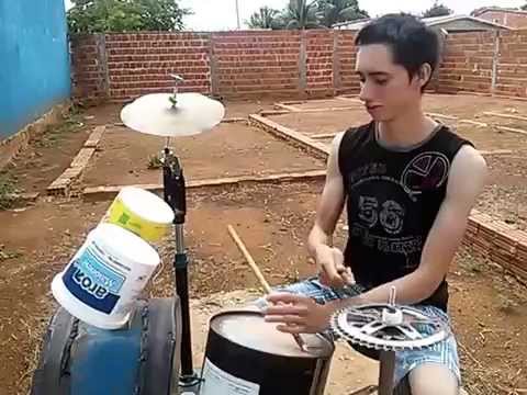 Tocando bateria de lata esse cara é fera