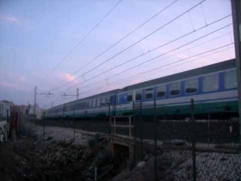 Veloce passaggio di una E444 con sonora strombazzata