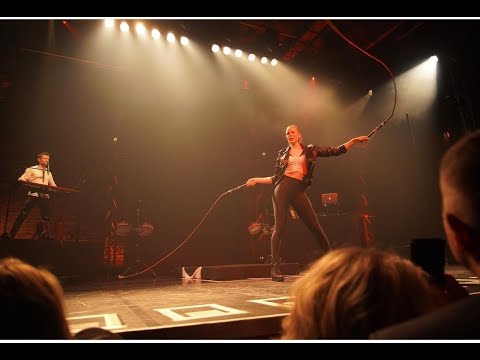 Whip Cracking Musikalische Peitschen Show mit Annika