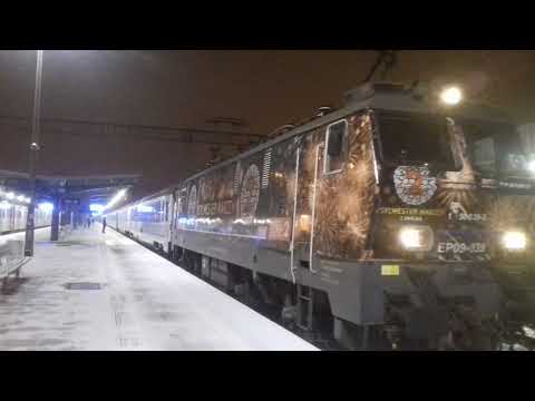 Odjazd EP09-039 w sylwestrowej okleinie ze składem IC 5602 MIESZKO relacji Gdynia Gł.-Wrocław Gł.