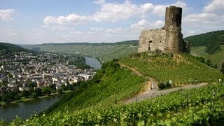 preview picture of video 'Bernkastel-Kues in Mosel in Germany : travel video about German Moselle Valley'