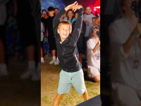 Un baietel de 11 ani a dansat Street Dance😂