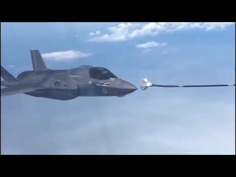 堅固なブームを使用して F-16 に給油する KC-135 ストラトタンカー