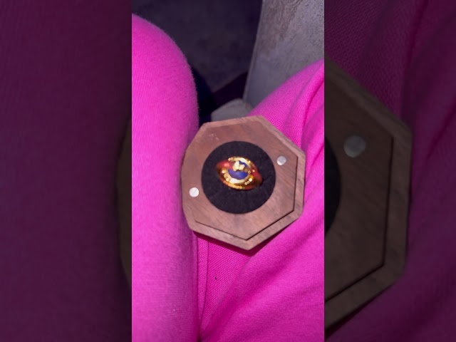 Vídeo relacionado con costumebase Wheel of Time Aes Sedai Ring Channeler ouroboros serpiente props mago the wizard (talla 12)