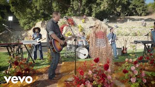 Gwen Stefani &amp; Blake Shelton - Purple Irises (Backyard Garden Party)