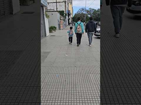 Gino Tino yendo al colegio acompaña Gerónimo hermanos Bernardo de Irigoyen 900 Buenos Aires 6/11/25