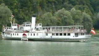preview picture of video 'Paddle Steamer Raddampfer SCHÖNBRUNN d/s turn at Engelhartszell on river Danube'