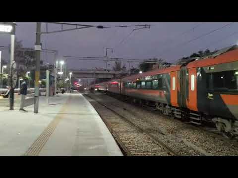 22435 VARANASI TO NEW DELHI VANDE BHARAT EXPRESS OVERTAKE 14117 KALINDRI EXPRESS #tranding #travel 