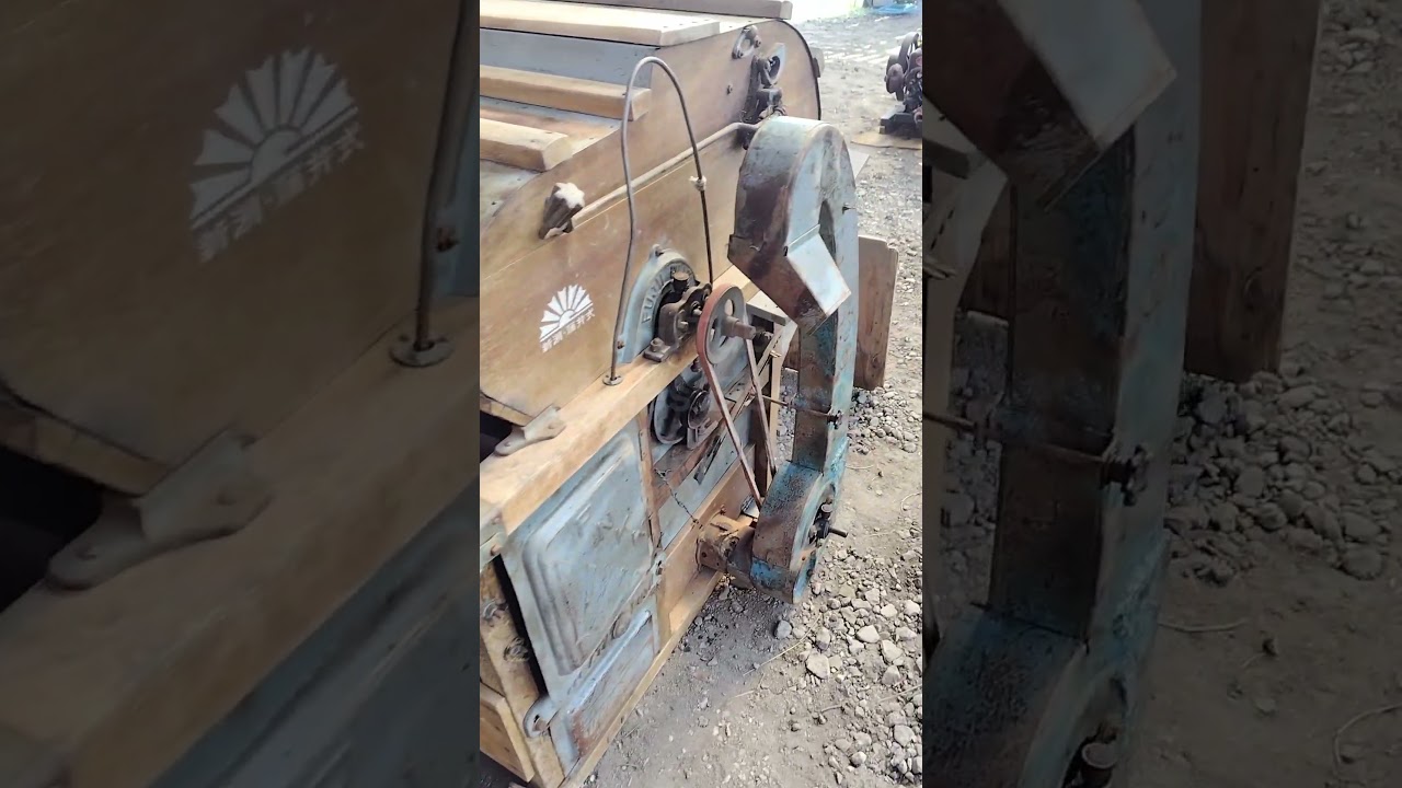 昔の脱穀機　Old threshing machine