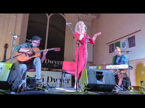 Si bheag Si mhor. Muireann Nic Amhlaoibh.