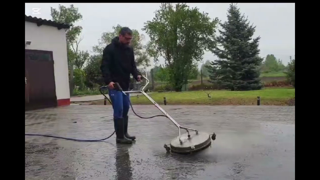 Térkő tiszta köntösben.