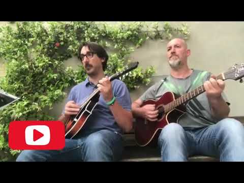 Corso di mandolino. I brani sono: Santa Lucia e Ciuri Ciuri tradizionali.