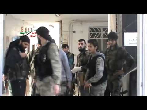 عناصر كتيبة سرايا النصر يتجهزون لعملية السيطرة على حي الصناعة في دير الزور