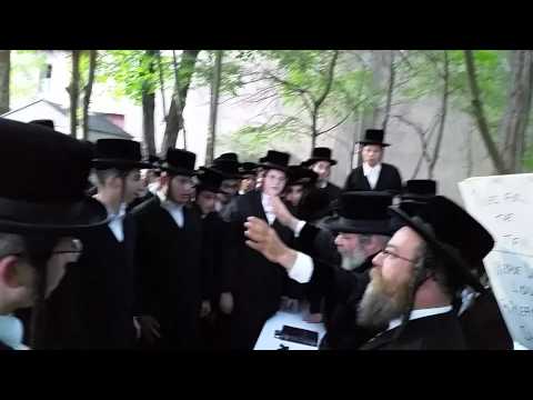 niklesburg rebbe giving bruchas to skver boys at the shul