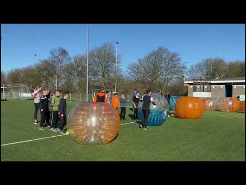 Bubble Voetbal op het A-veld van S.V. Marken, vrijdag 19 maart 2021