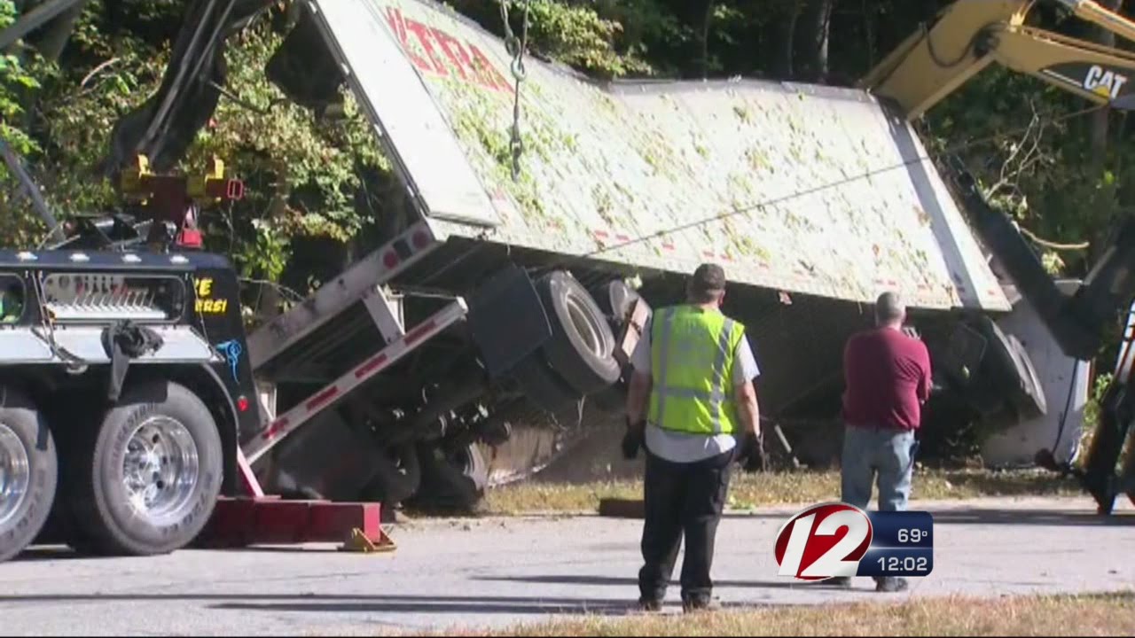 Driver dies in tractor trailer rollover accident