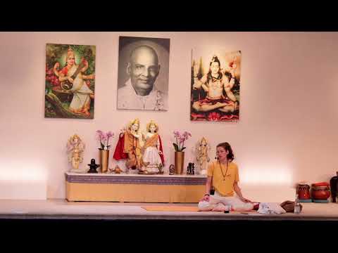 Yogastunde Mittelstufe "Variationen" mit Ramani - Yoga Vidya Live,  17.03.2022, 16:15 Uhr