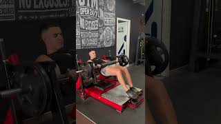 HIPTHRUST EN MÁQUINA ÉNFASIS EN ISQUIOS