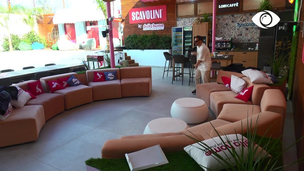 Bjordi zgjohet i pari, bën punët e shtëpisë dhe qëndron vetëm në oborr