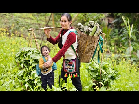 Bring homemade fermented pork in bamboo tubes and green vegetables to the market to sell