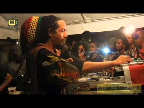 Original DanceHall Style : Chronixx Performing Live on Rockers SoundSystem [DubClub]