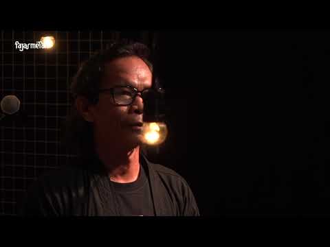 Aku Dilahirkan Di Sebuah Pesta Yang Tak Pernah Selesai