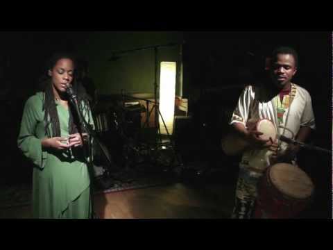 Akua Naru - The Journey...Aflame //"Live & Aflame Sessions" (Full-HD)