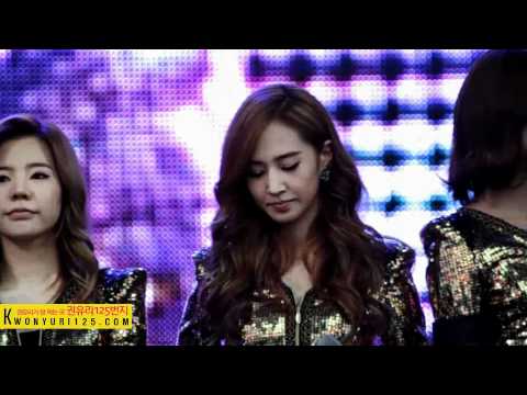 [Fancam] 110417 Yuri sees the fancam again