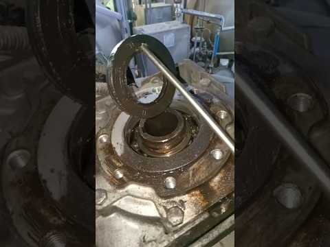 oil seal replacement on the worm gear #wormgear  #oilseal #textileindustry