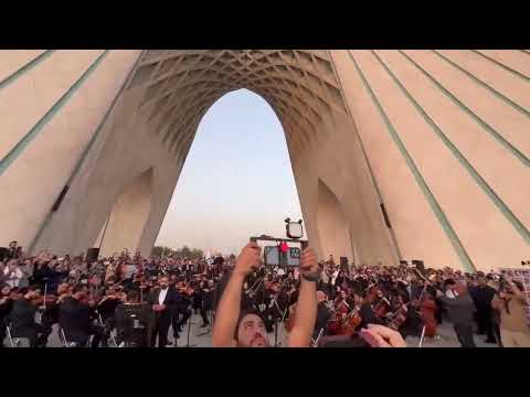İran'ın başkenti Tahran'da senfoni orkestrasının zafer konseri